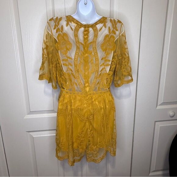 Honey Punch Deep Plunge Neck Flutter Sleeve Lace Romper Mustard Gold Size Medium - Picture 5 of 11